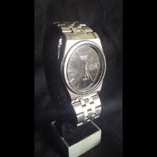Seiko - 7N43 - 8001 - SQ100 - 1990's